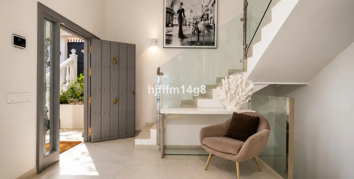 Sale of detached villa in La Campana 24