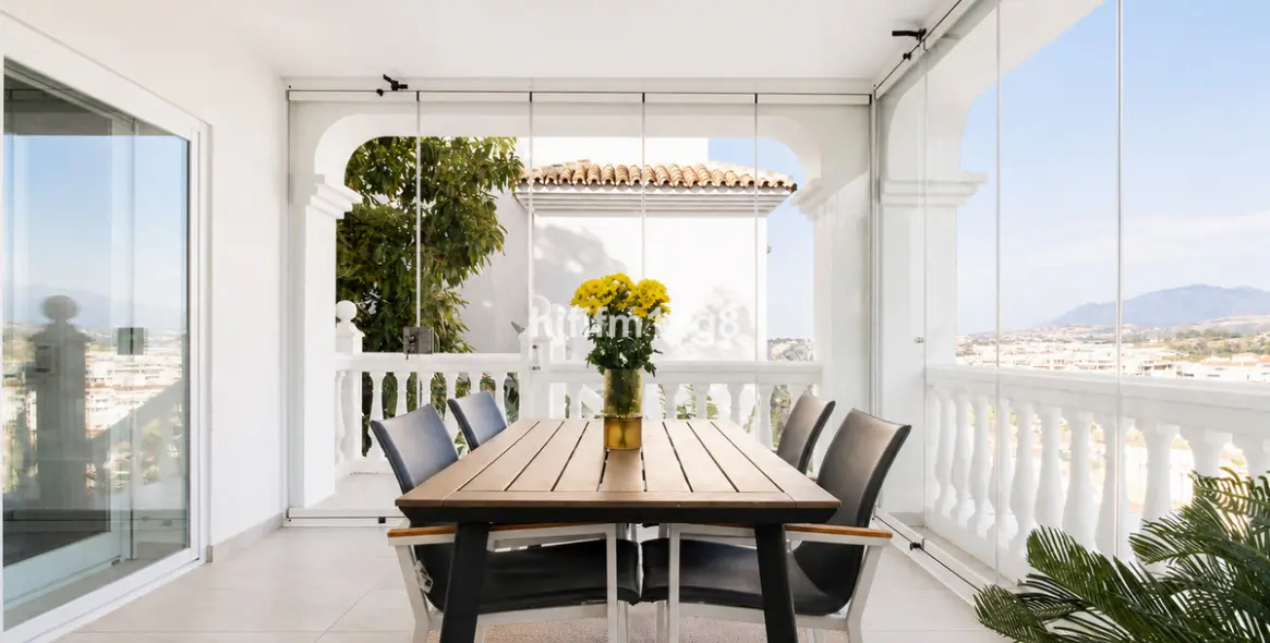 Sale of detached villa in La Campana 30