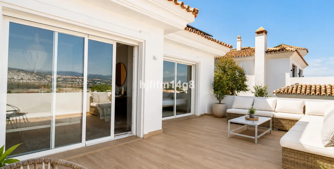 Sale of detached villa in La Campana 32
