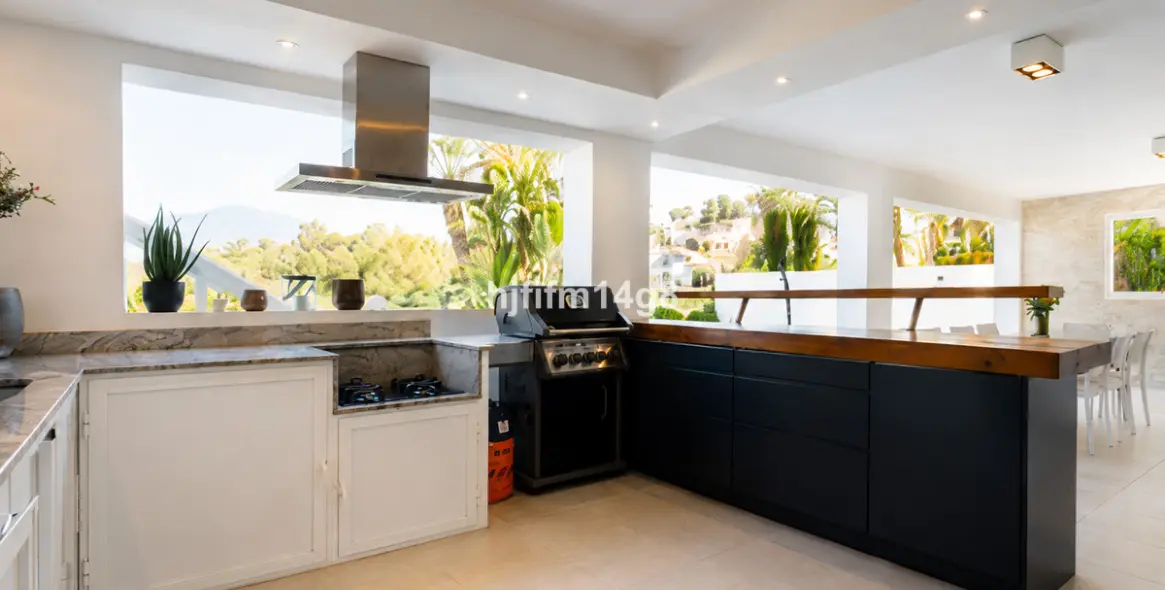Sale of detached villa in La Campana 33