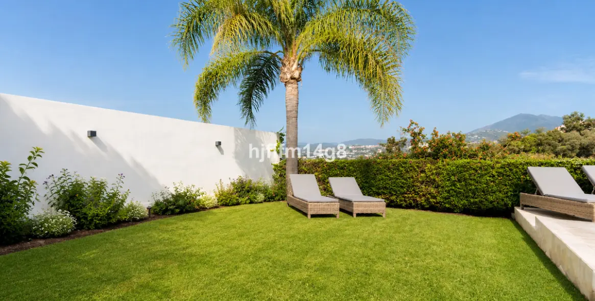 Sale of detached villa in La Campana 36