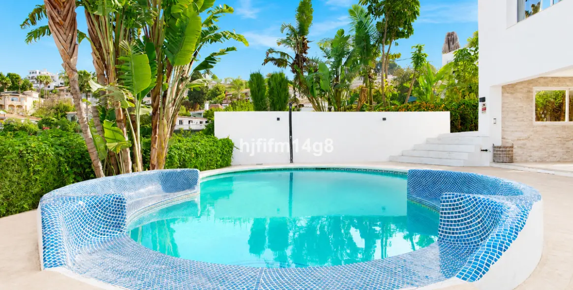 Sale of detached villa in La Campana 38