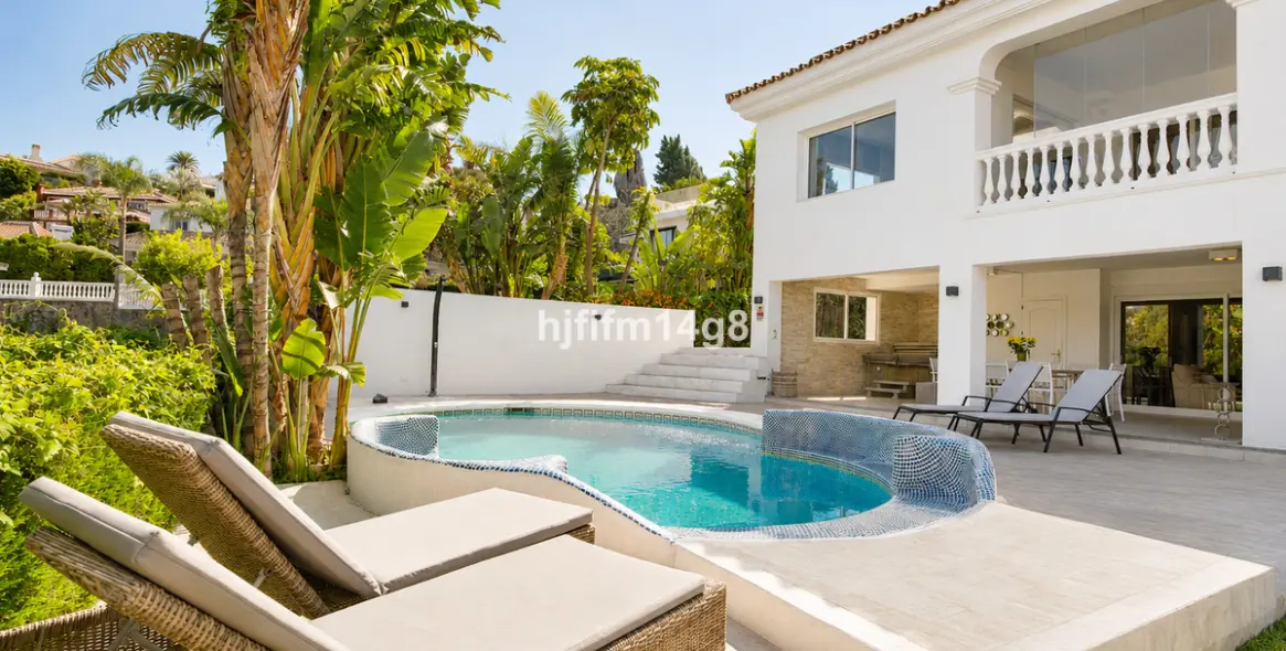 Sale of detached villa in La Campana 39