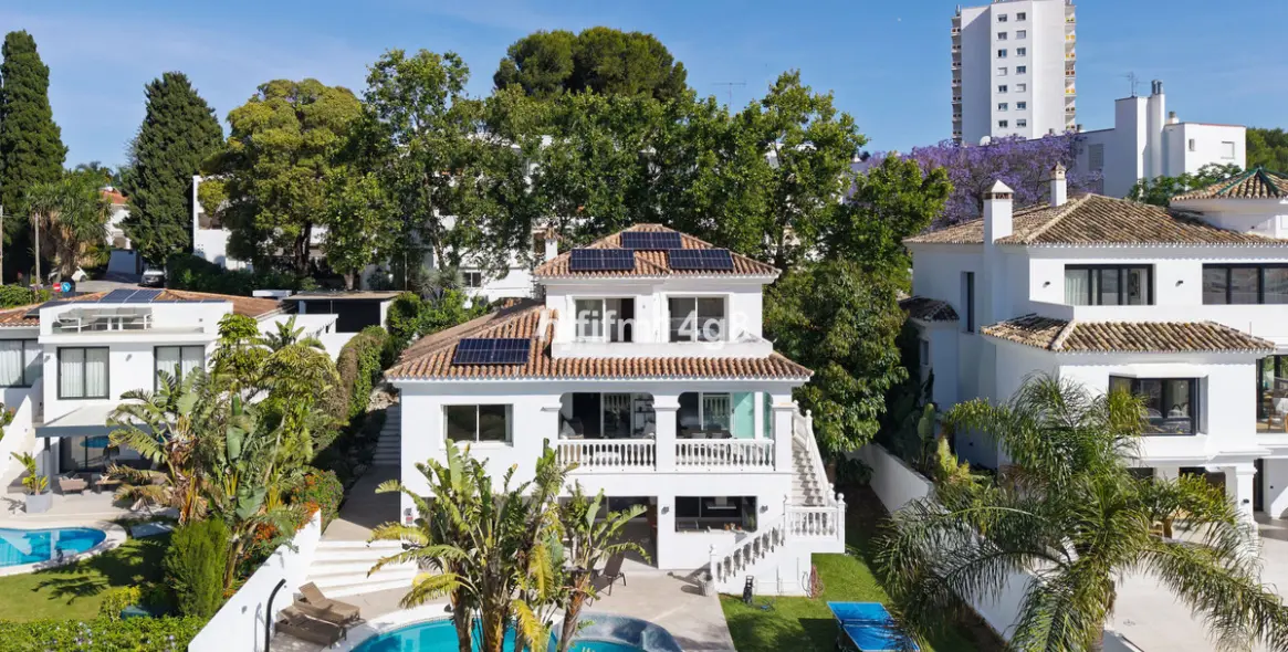 Sale of detached villa in La Campana 46