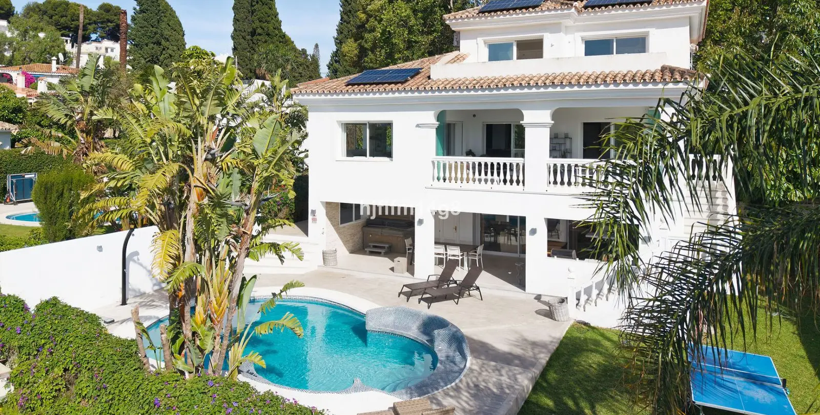 Sale of detached villa in La Campana 1