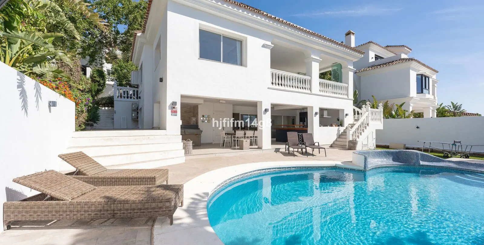 Sale of detached villa in La Campana 3