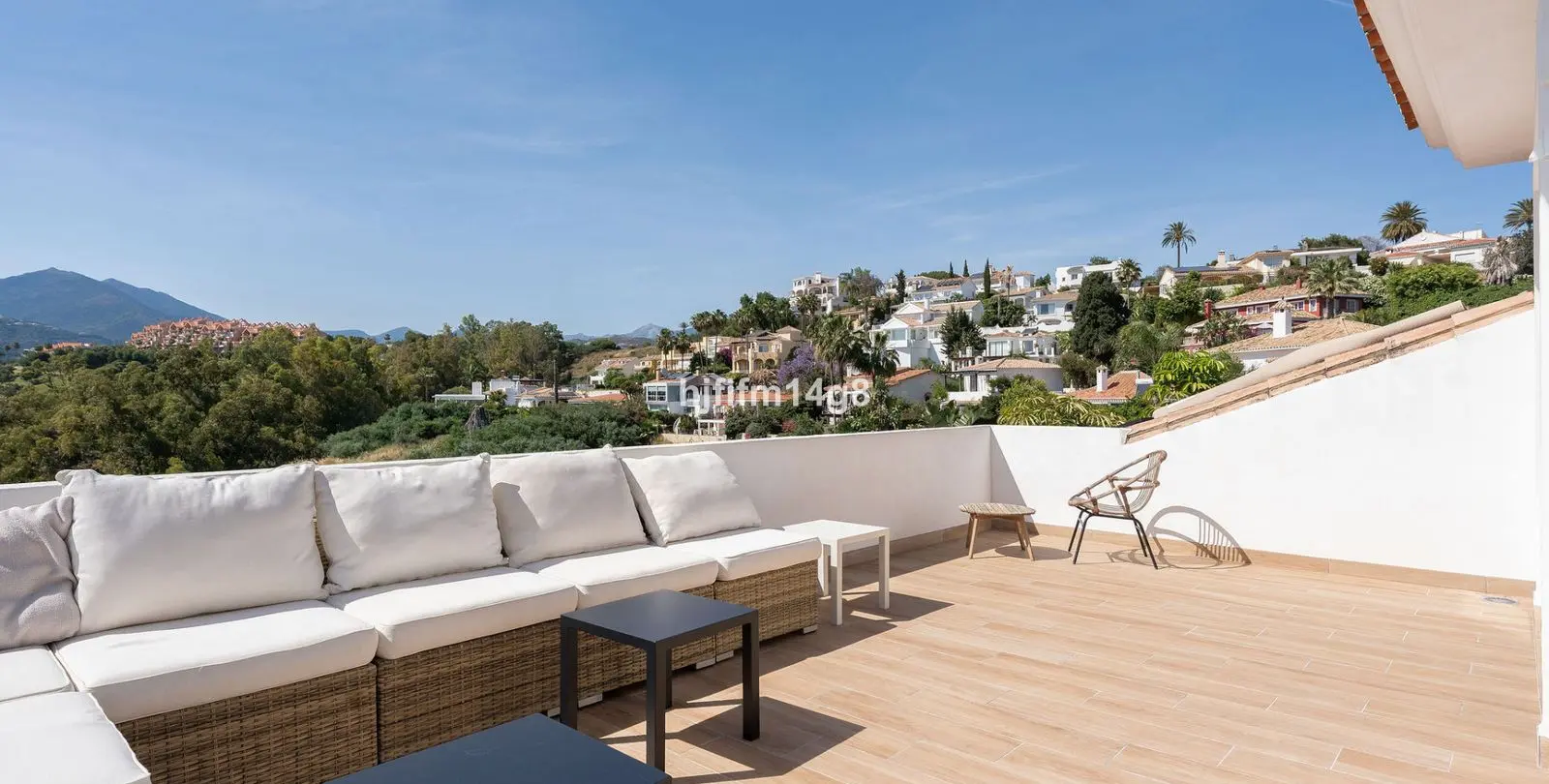 Sale of detached villa in La Campana 4