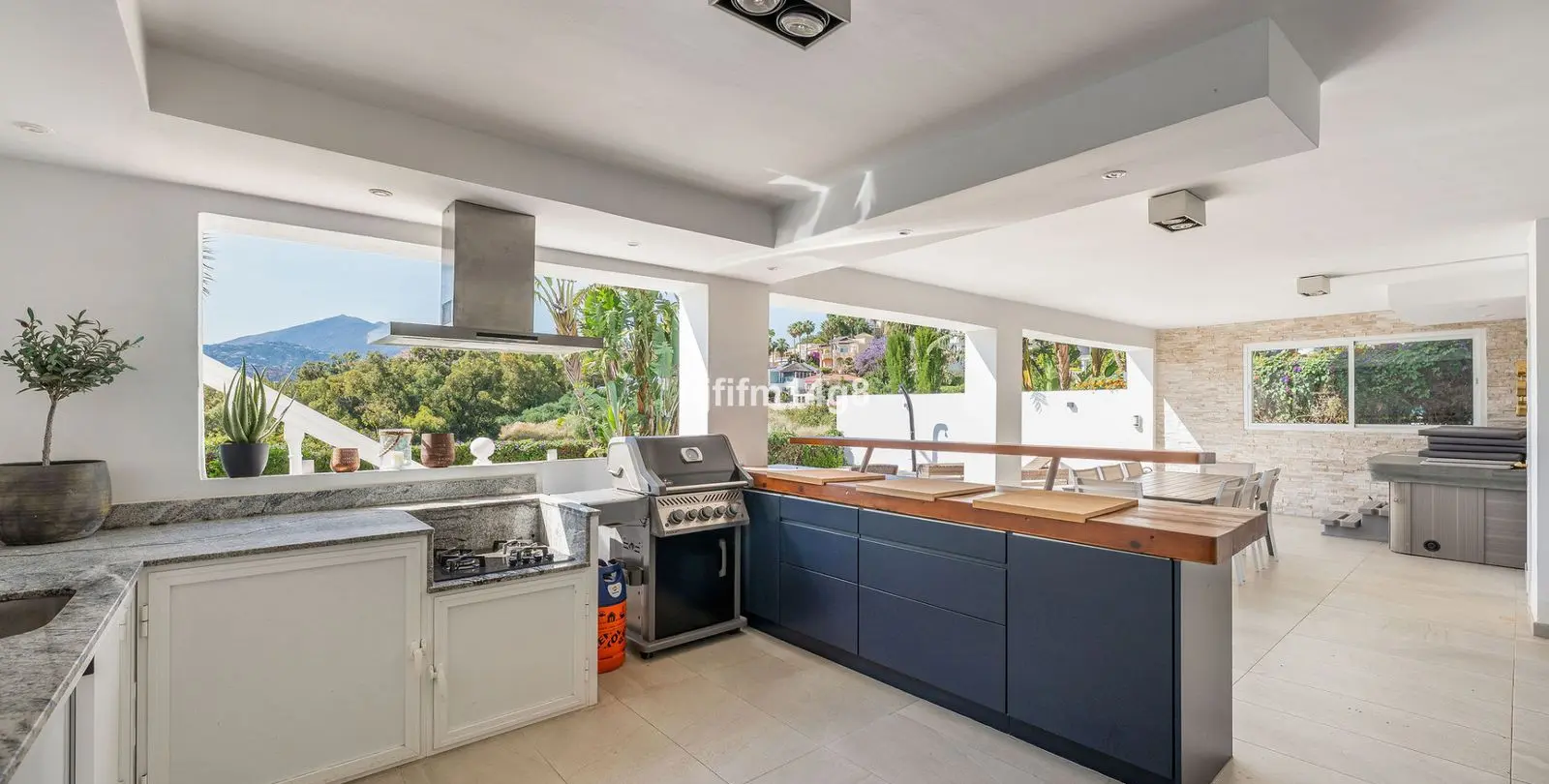 Sale of detached villa in La Campana 6