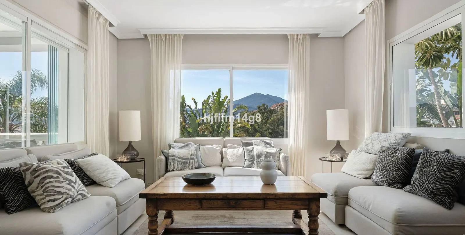 Sale of detached villa in La Campana 7