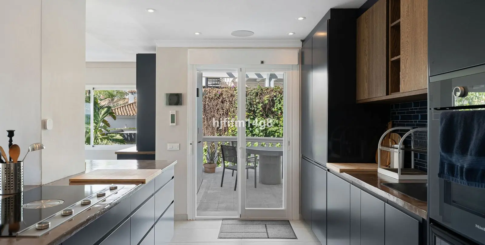Sale of detached villa in La Campana 10