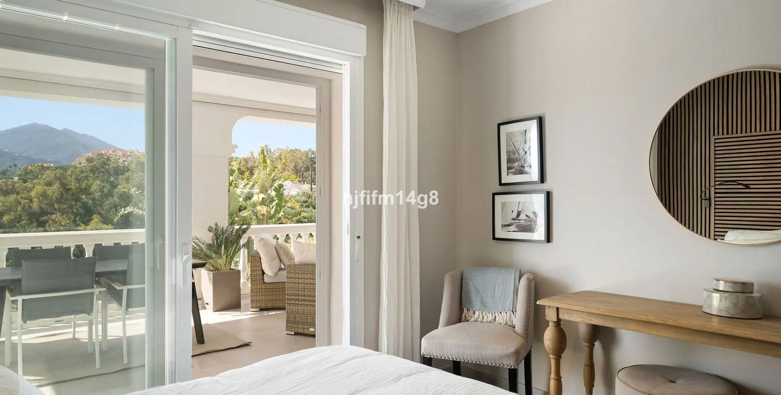 Sale of detached villa in La Campana 16