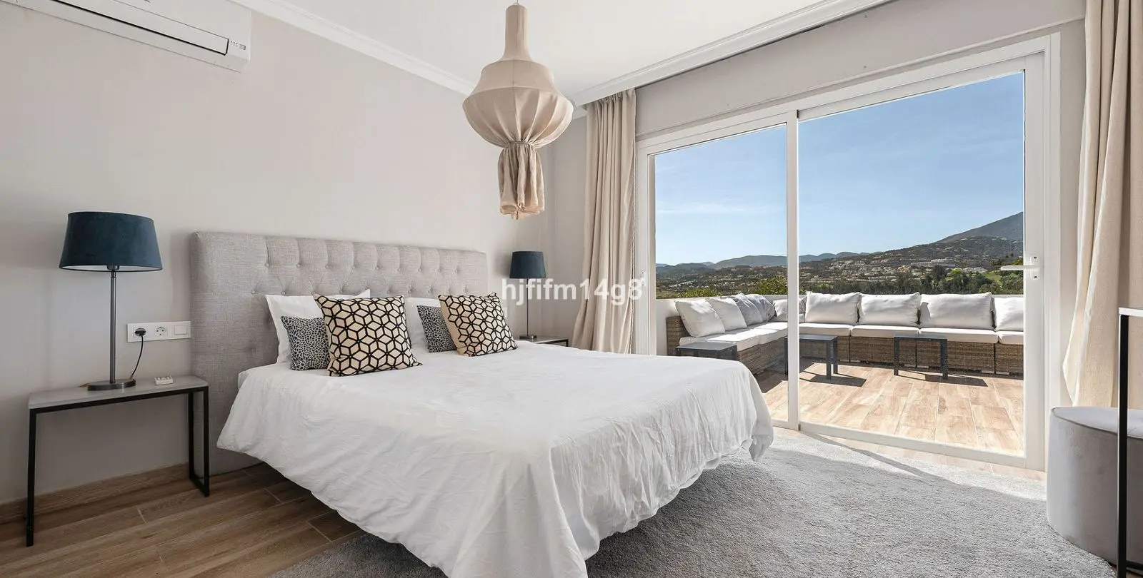 Sale of detached villa in La Campana 19
