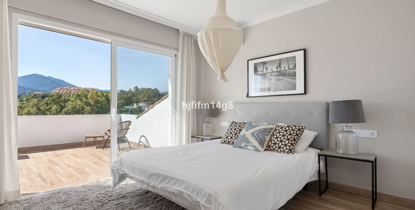 Sale of detached villa in La Campana 20
