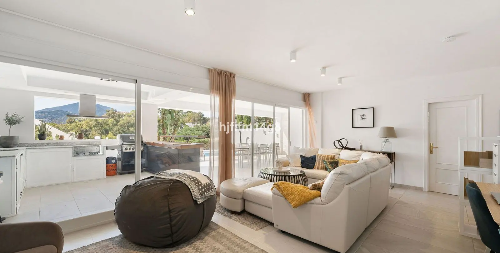Sale of detached villa in La Campana 23