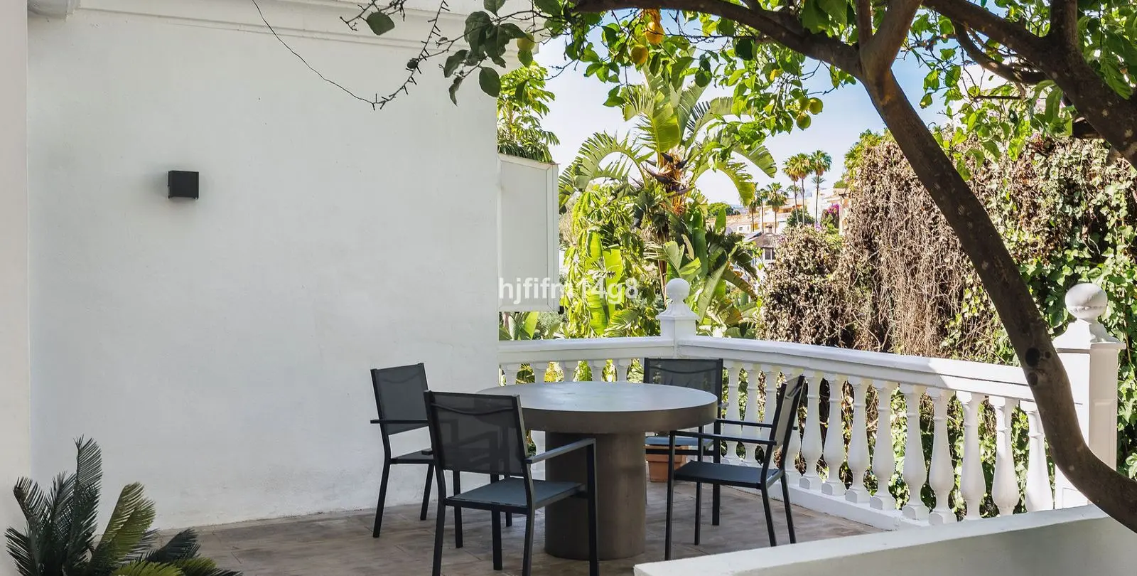 Sale of detached villa in La Campana 31