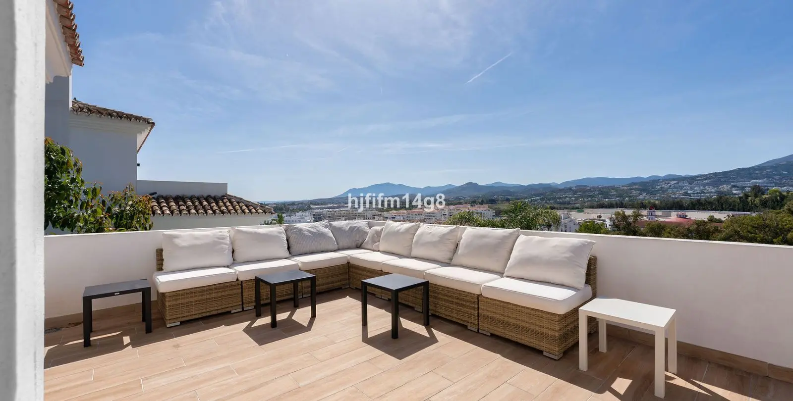 Sale of detached villa in La Campana 32