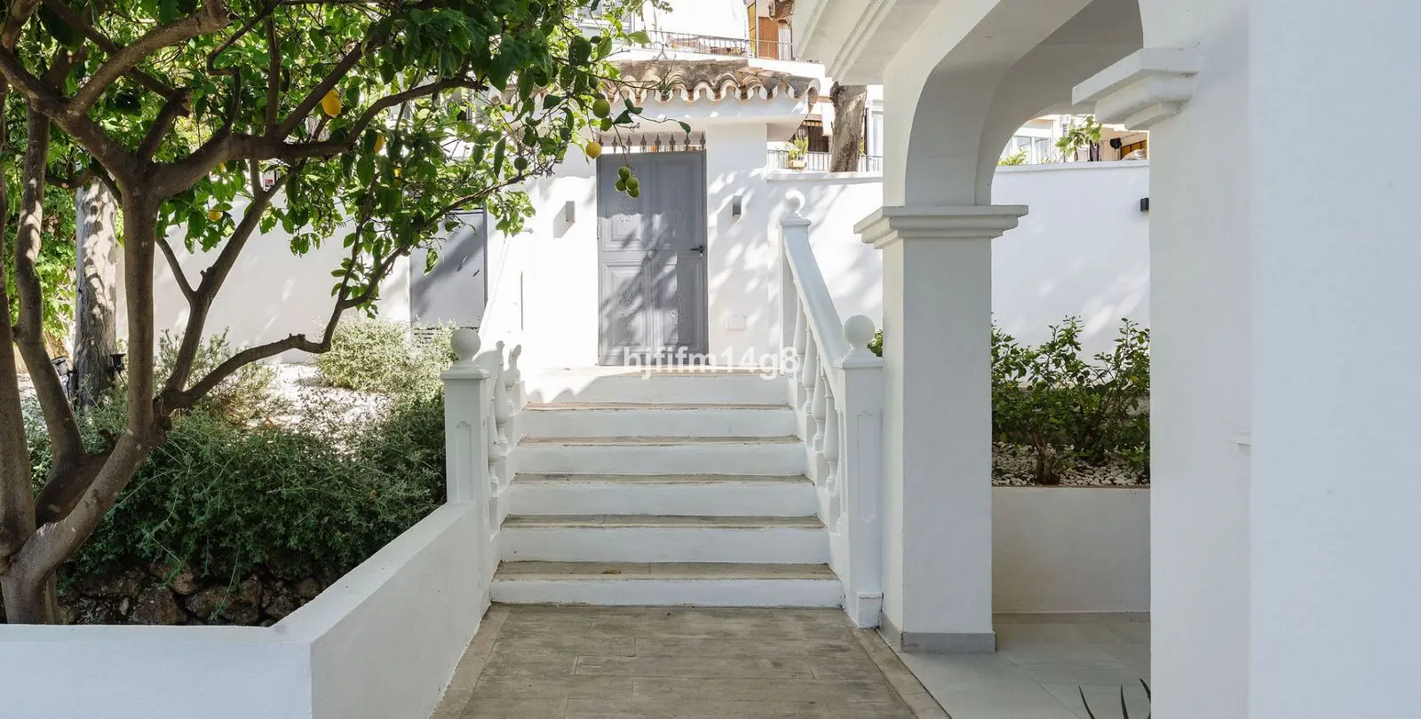 Sale of detached villa in La Campana 33