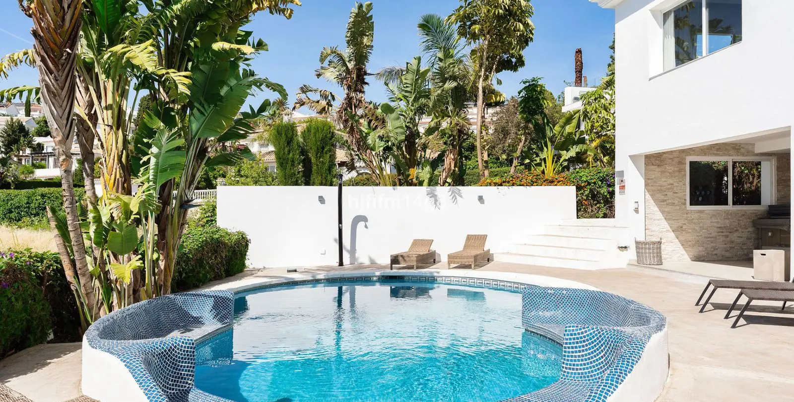 Sale of detached villa in La Campana 35