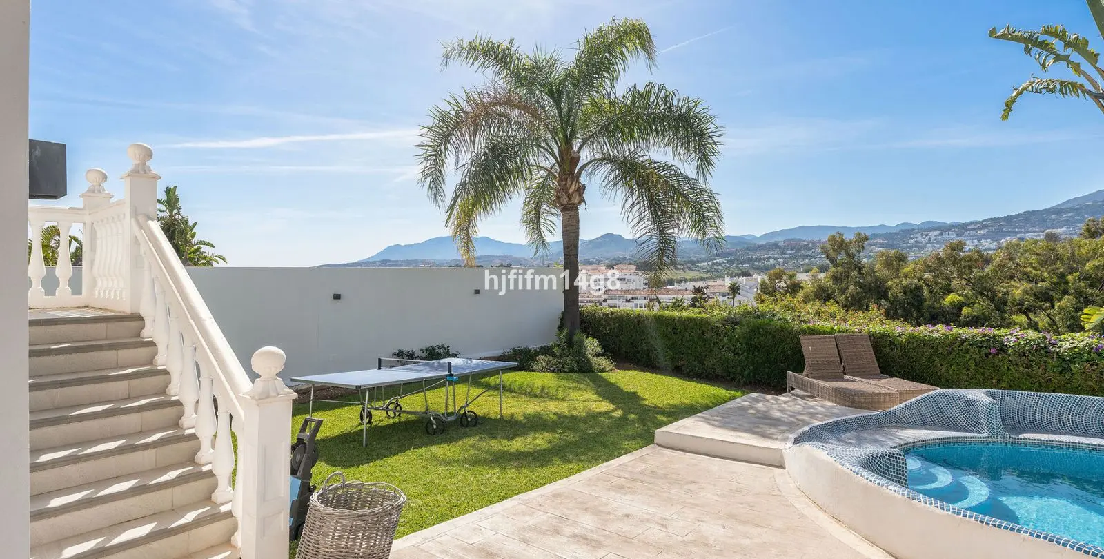Sale of detached villa in La Campana 36