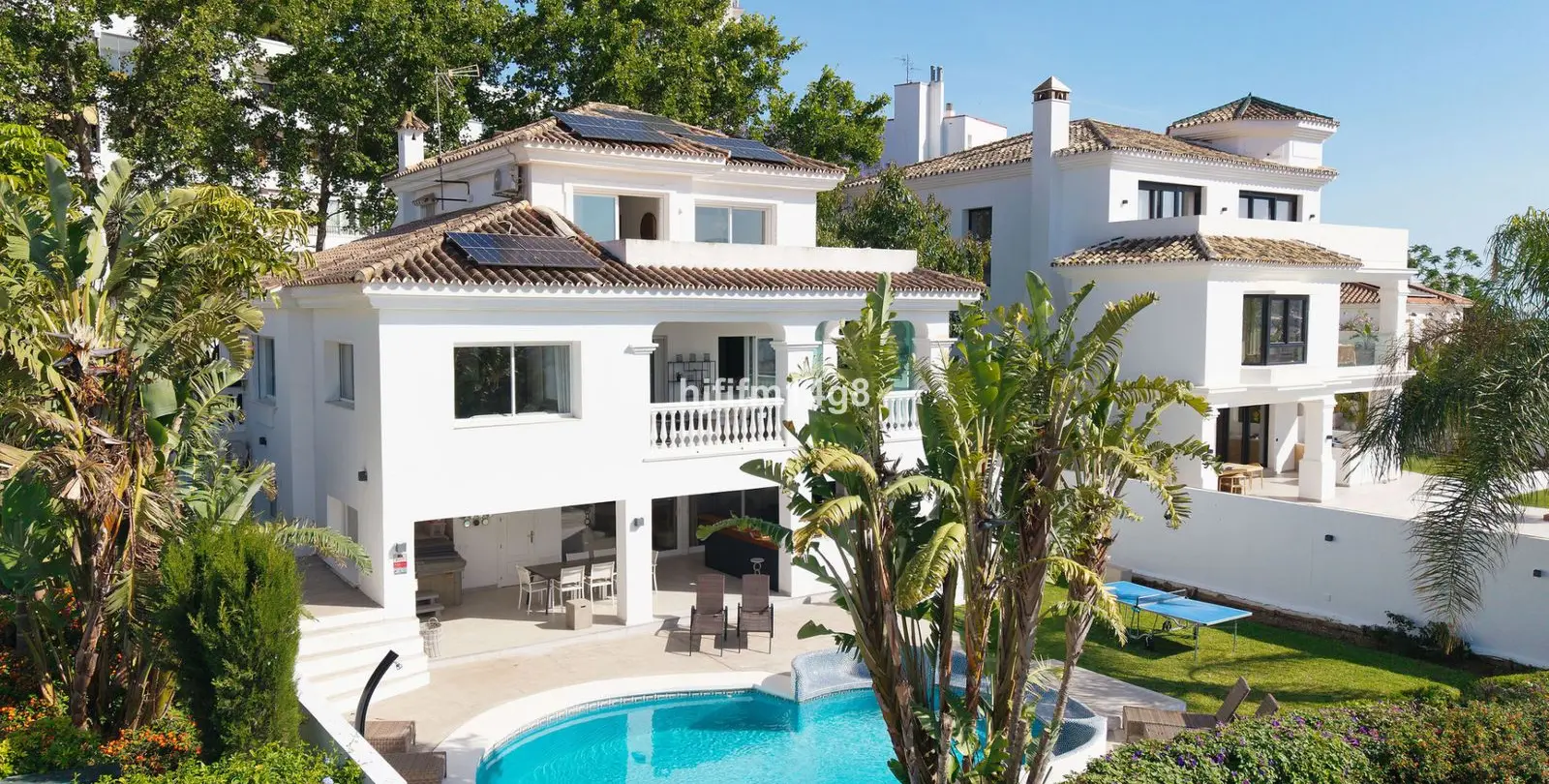 Sale of detached villa in La Campana 39