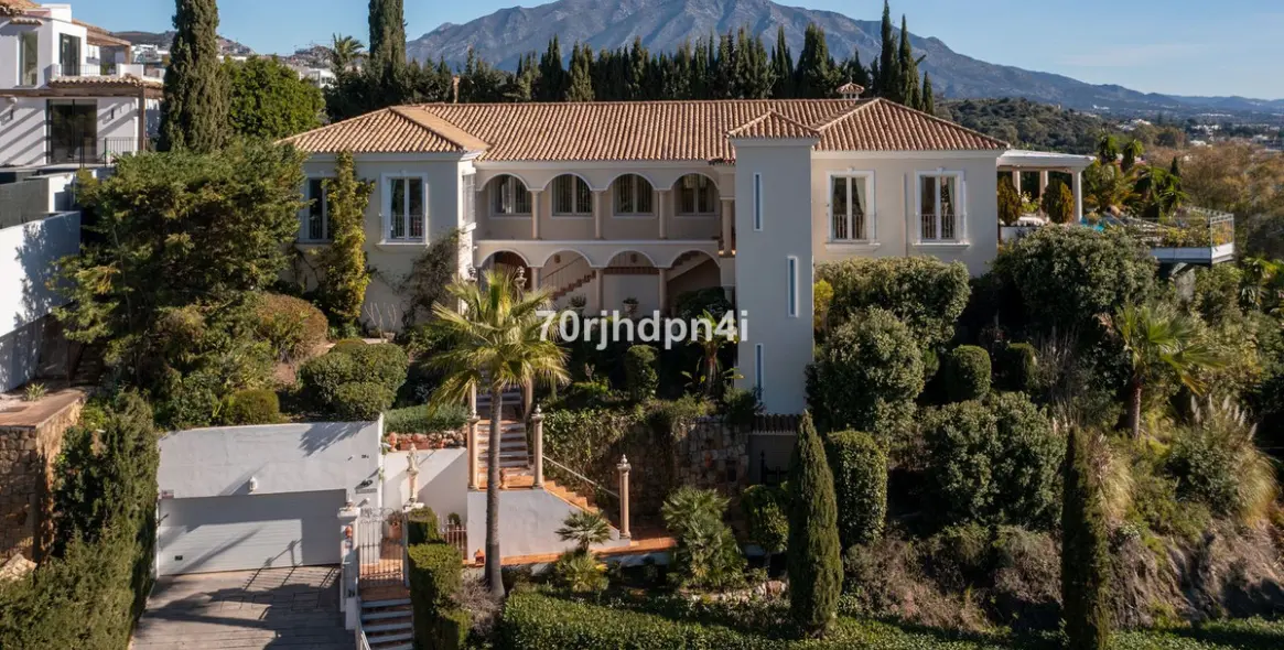 Sale of detached villa in Benahavís 2
