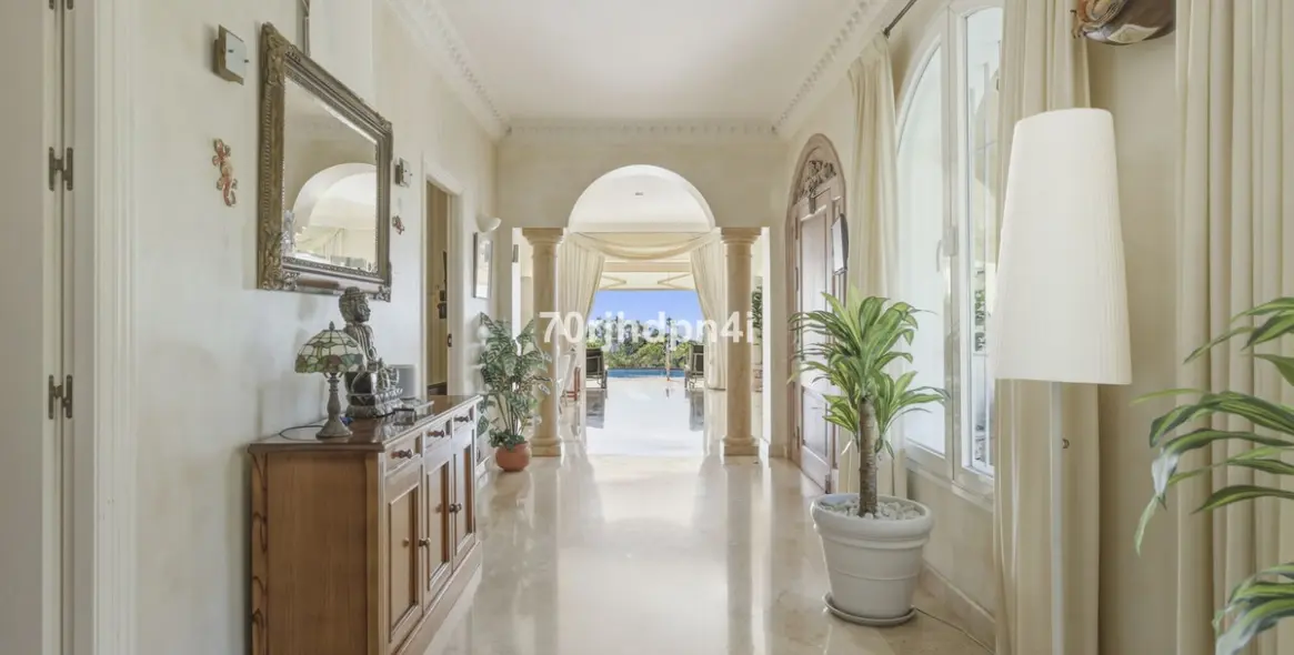 Sale of detached villa in Benahavís 36