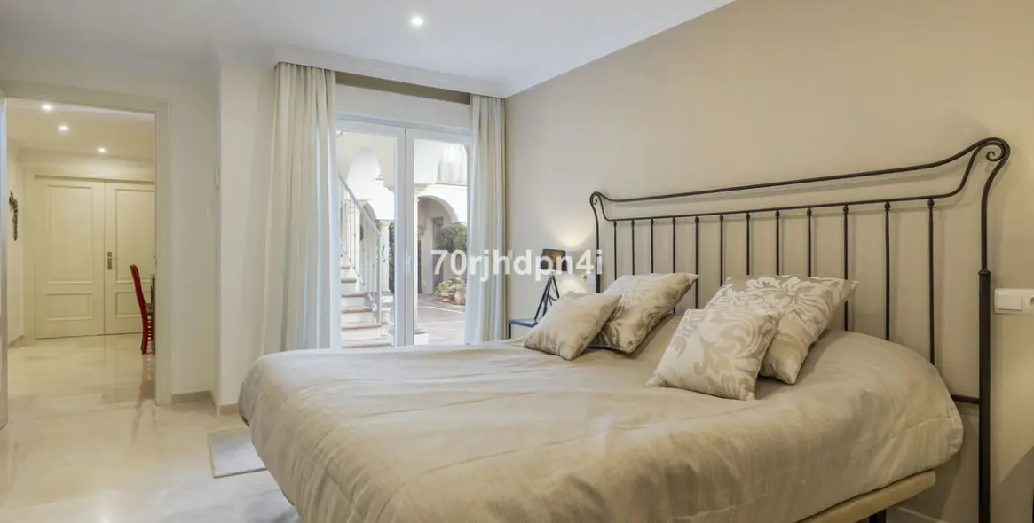 Sale of detached villa in Benahavís 57