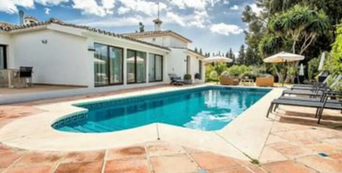 Sale of detached villa in San Pedro de Alcántara 3