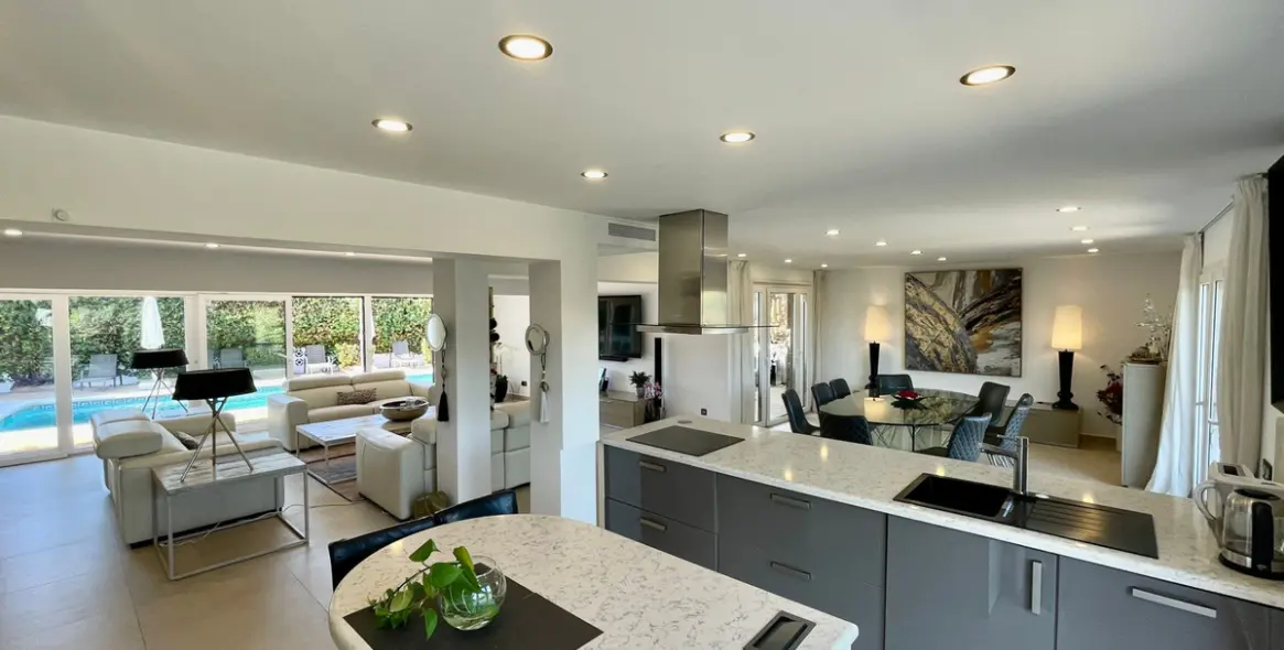 Sale of detached villa in San Pedro de Alcántara 5