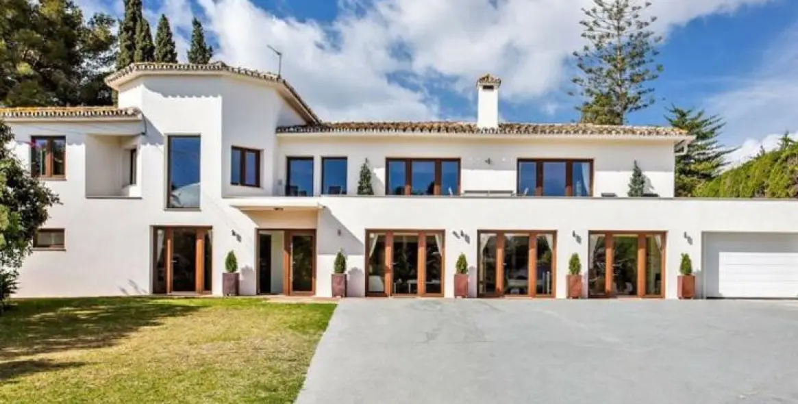 Sale of detached villa in San Pedro de Alcántara 10