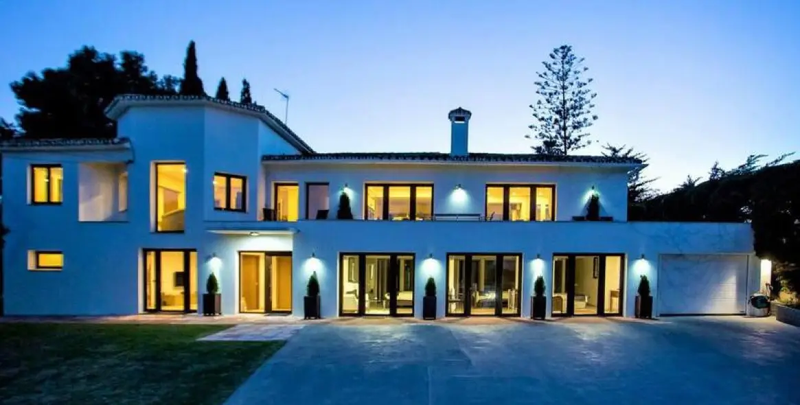 Sale of detached villa in San Pedro de Alcántara 38