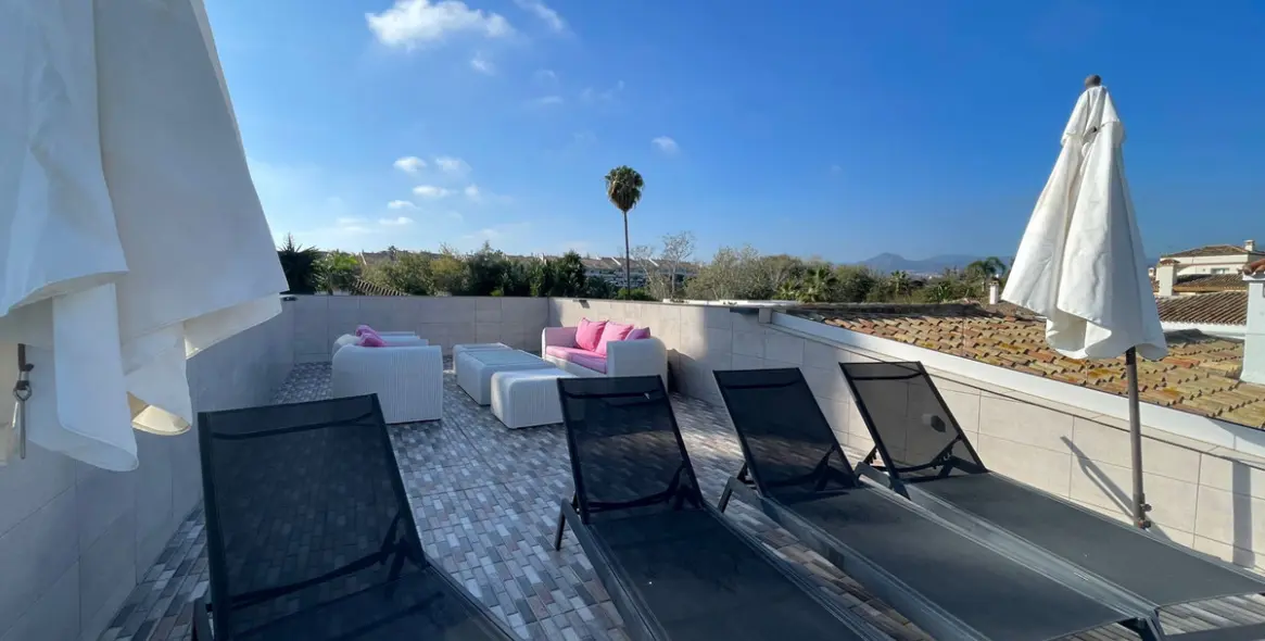 Sale of detached villa in San Pedro de Alcántara 49