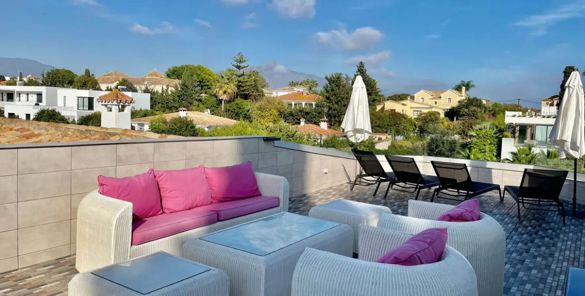 Sale of detached villa in San Pedro de Alcántara 94