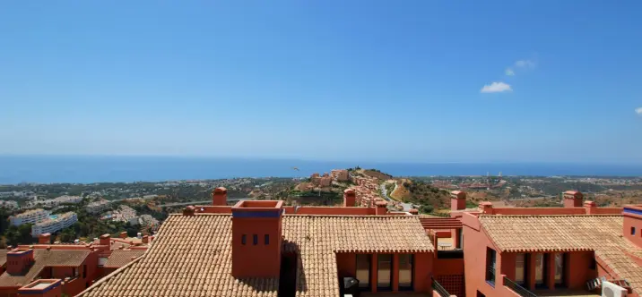 Long-term rent of middle floor apartment in Calahonda 2