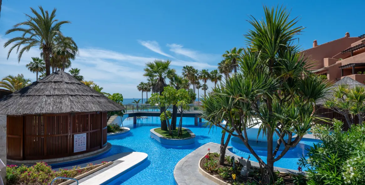Long-term rent of middle floor apartment in Estepona 1