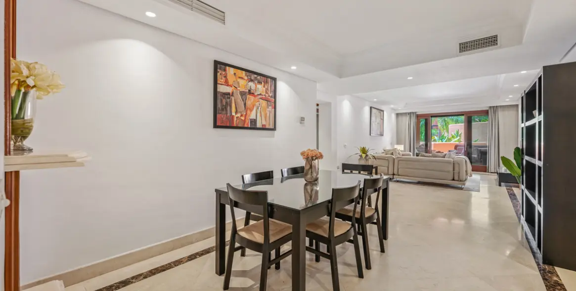 Long-term rent of middle floor apartment in Estepona 2