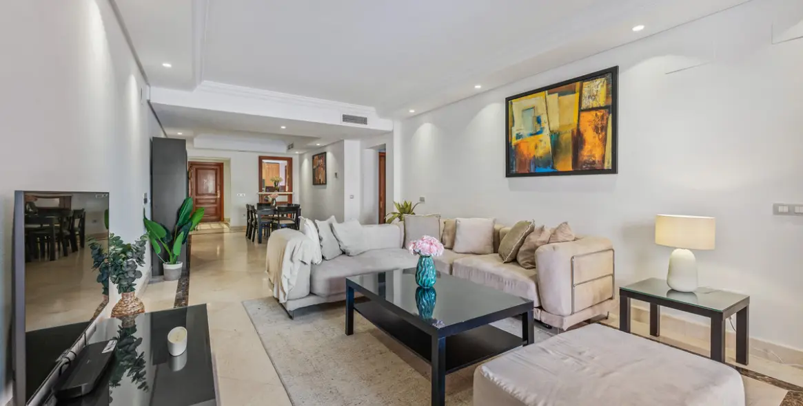 Long-term rent of middle floor apartment in Estepona 3
