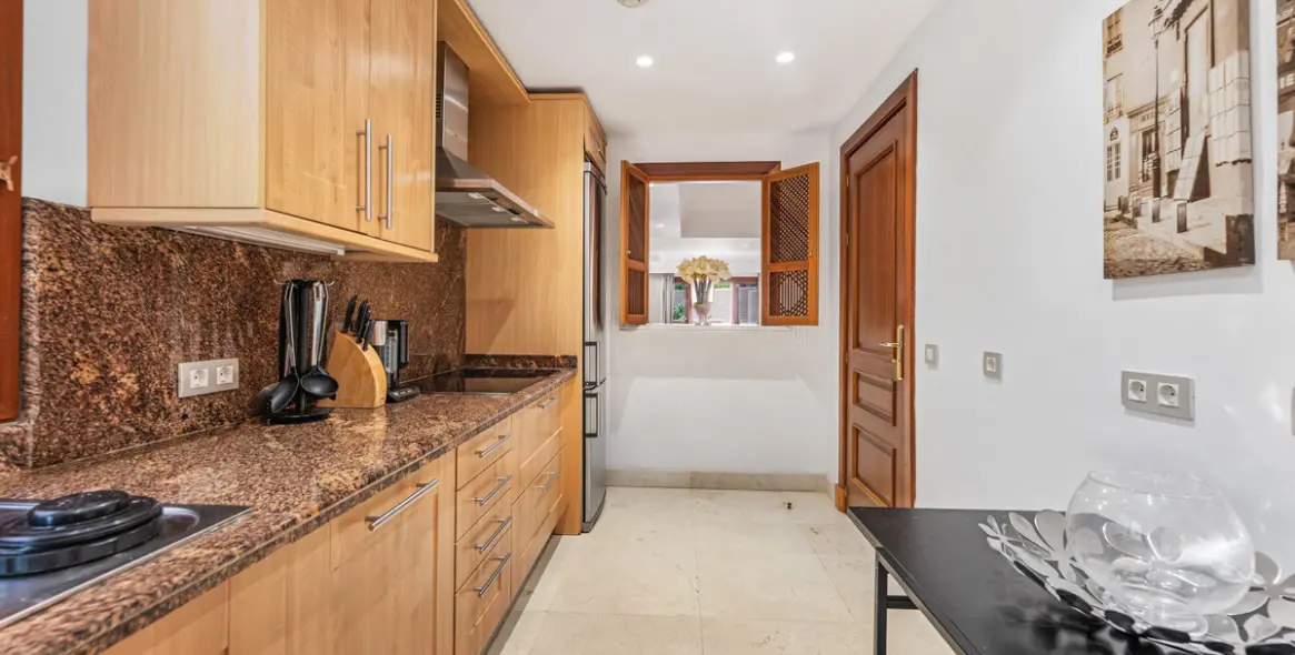 Long-term rent of middle floor apartment in Estepona 8