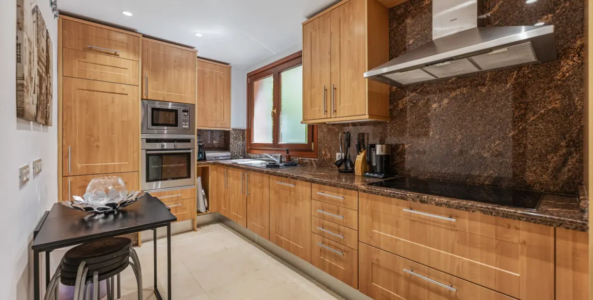 Long-term rent of middle floor apartment in Estepona 9