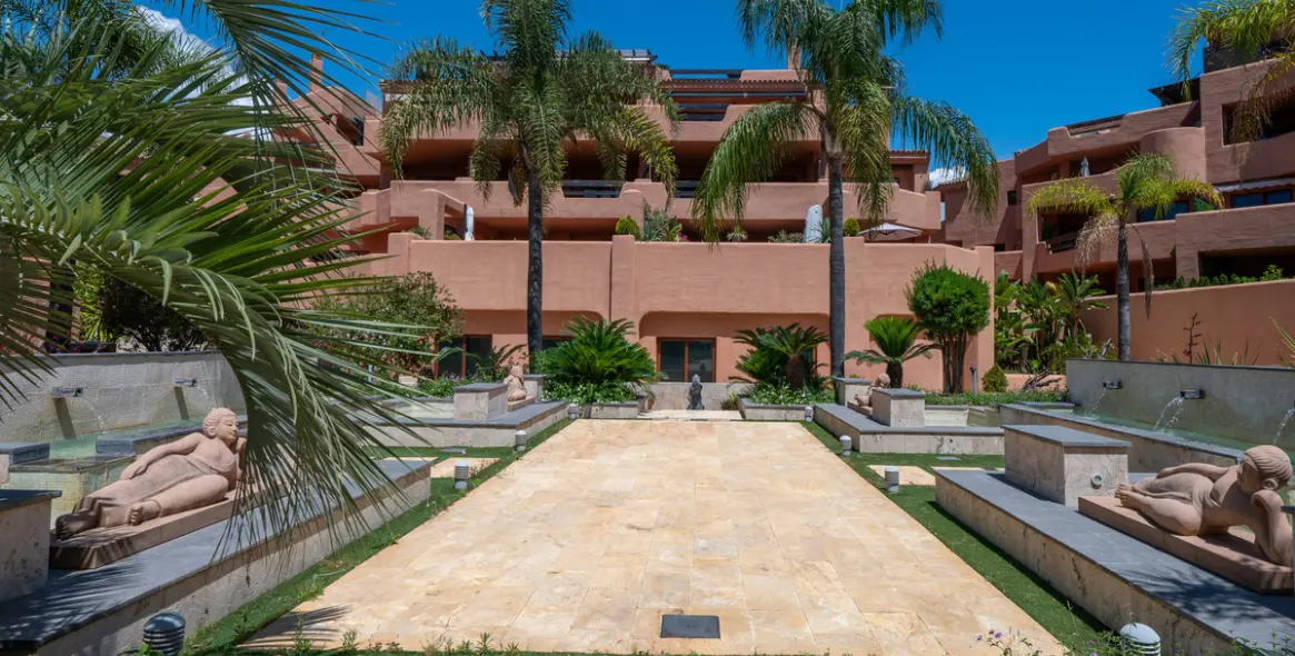 Long-term rent of middle floor apartment in Estepona 20