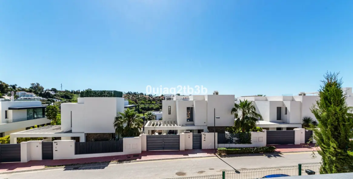 Long-term rent of townhouse in El Paraiso 1