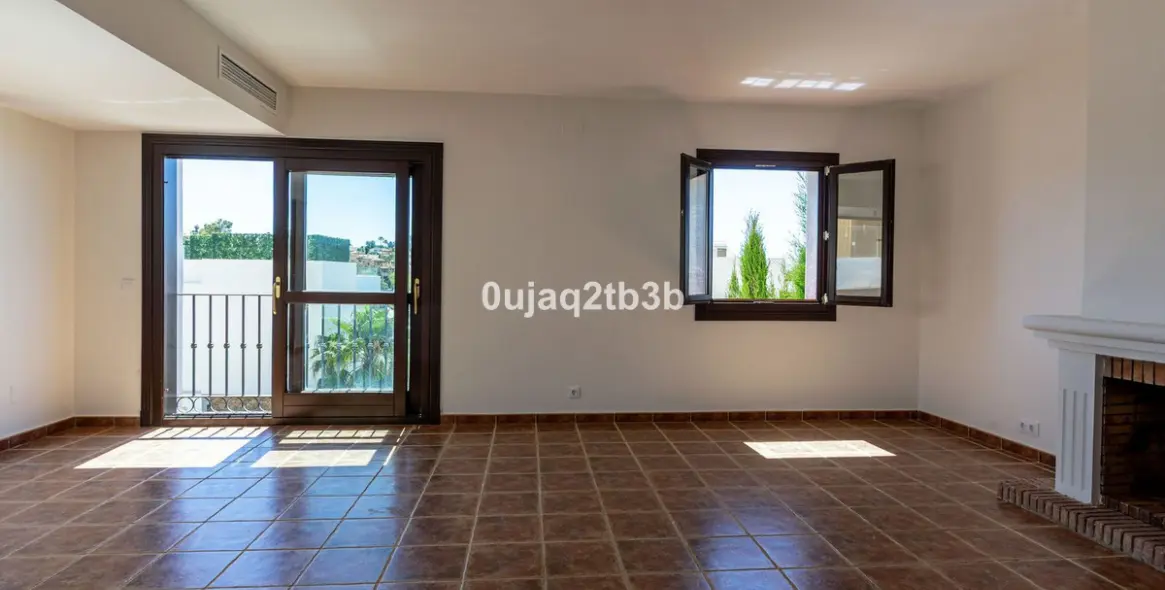Long-term rent of townhouse in El Paraiso 2