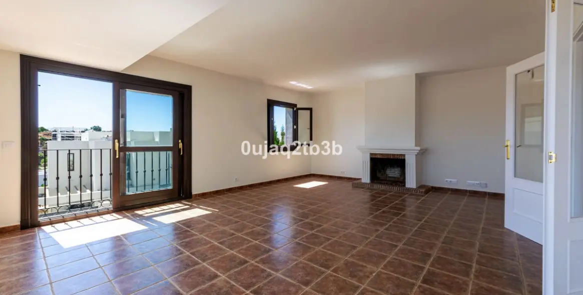 Long-term rent of townhouse in El Paraiso 4