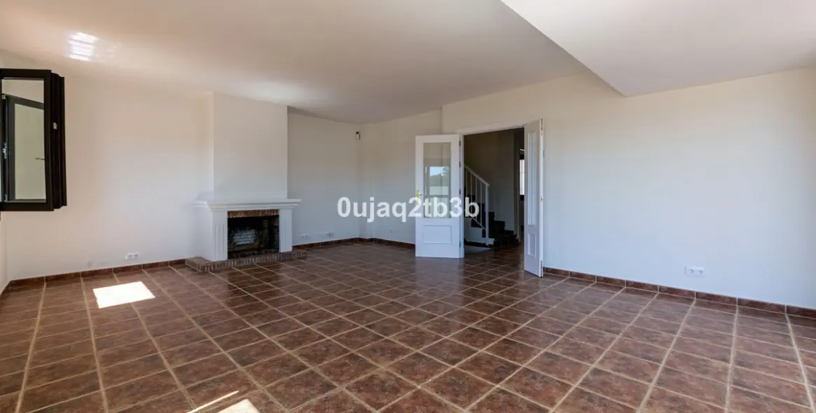Long-term rent of townhouse in El Paraiso 5