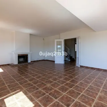 Long-term rent of townhouse in El Paraiso
