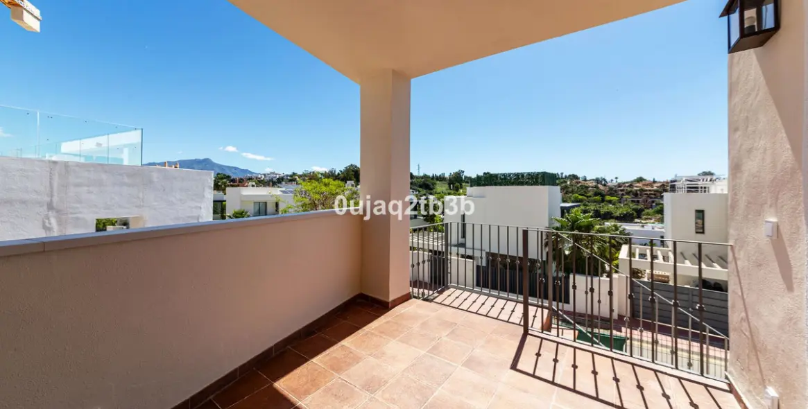 Long-term rent of townhouse in El Paraiso 6