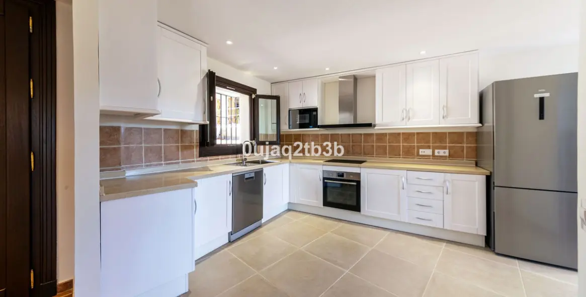 Long-term rent of townhouse in El Paraiso 8