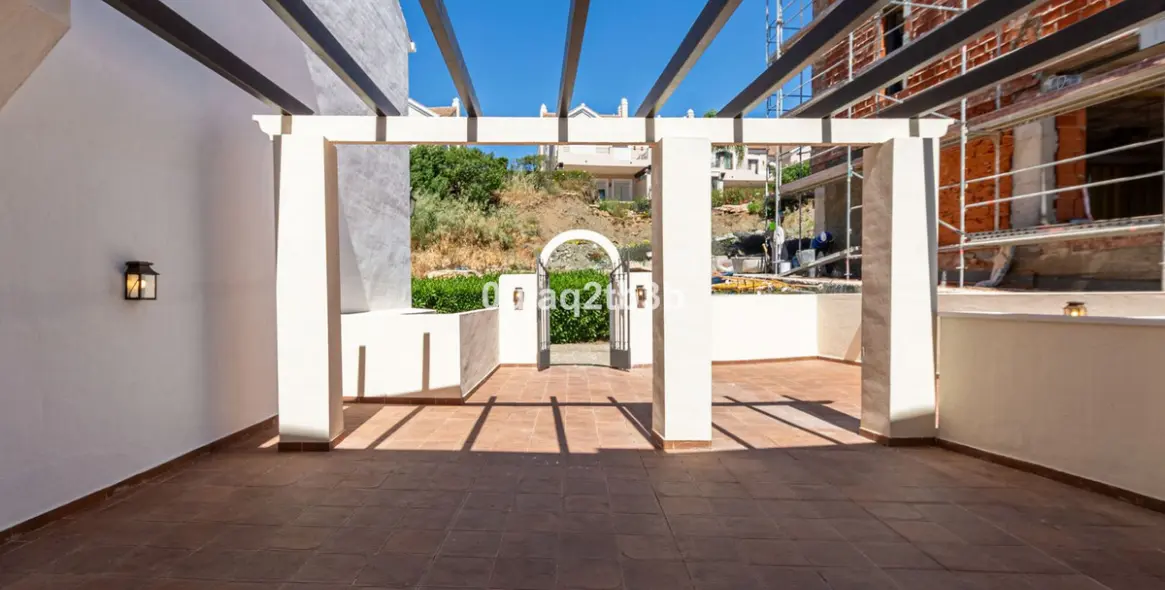 Long-term rent of townhouse in El Paraiso 11