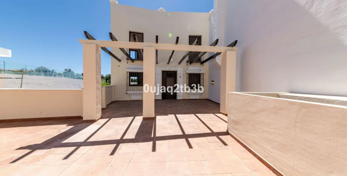 Long-term rent of townhouse in El Paraiso 12