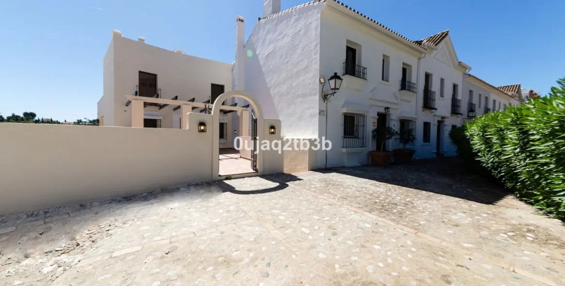 Long-term rent of townhouse in El Paraiso 13